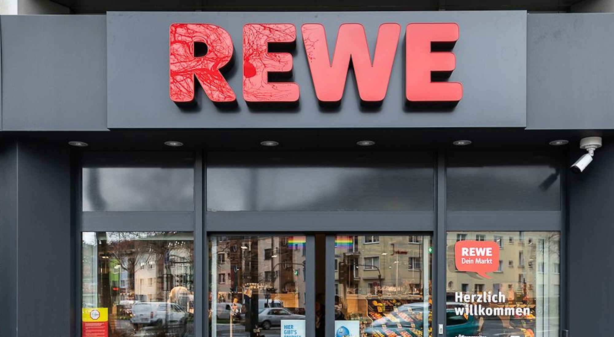 Der neue „Pick & Go“-Supermarkt des Kölner Lebensmittelkonzerns Rewe an der Luxemburger Straße 150 in Köln-Sülz. Deutschlandweit ist er der vierte hybride Supermarkt dieser Art, zudem der weitaus größte.