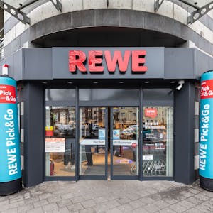 Der neue „Pick &amp; Go“-Supermarkt des Kölner Lebensmittelkonzerns Rewe an der Luxemburger Straße 150 in Köln-Sülz. Deutschlandweit ist er der vierte hybride Supermarkt dieser Art, zudem der weitaus größte.