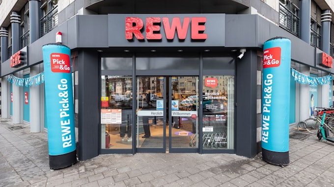 Der neue „Pick &amp; Go“-Supermarkt des Kölner Lebensmittelkonzerns Rewe an der Luxemburger Straße 150 in Köln-Sülz. Deutschlandweit ist er der vierte hybride Supermarkt dieser Art, zudem der weitaus größte.