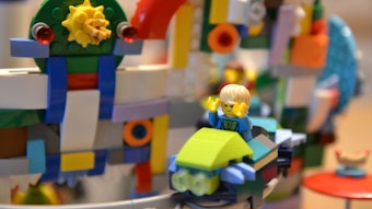 Eine kleine Achterbahn aus Lego.