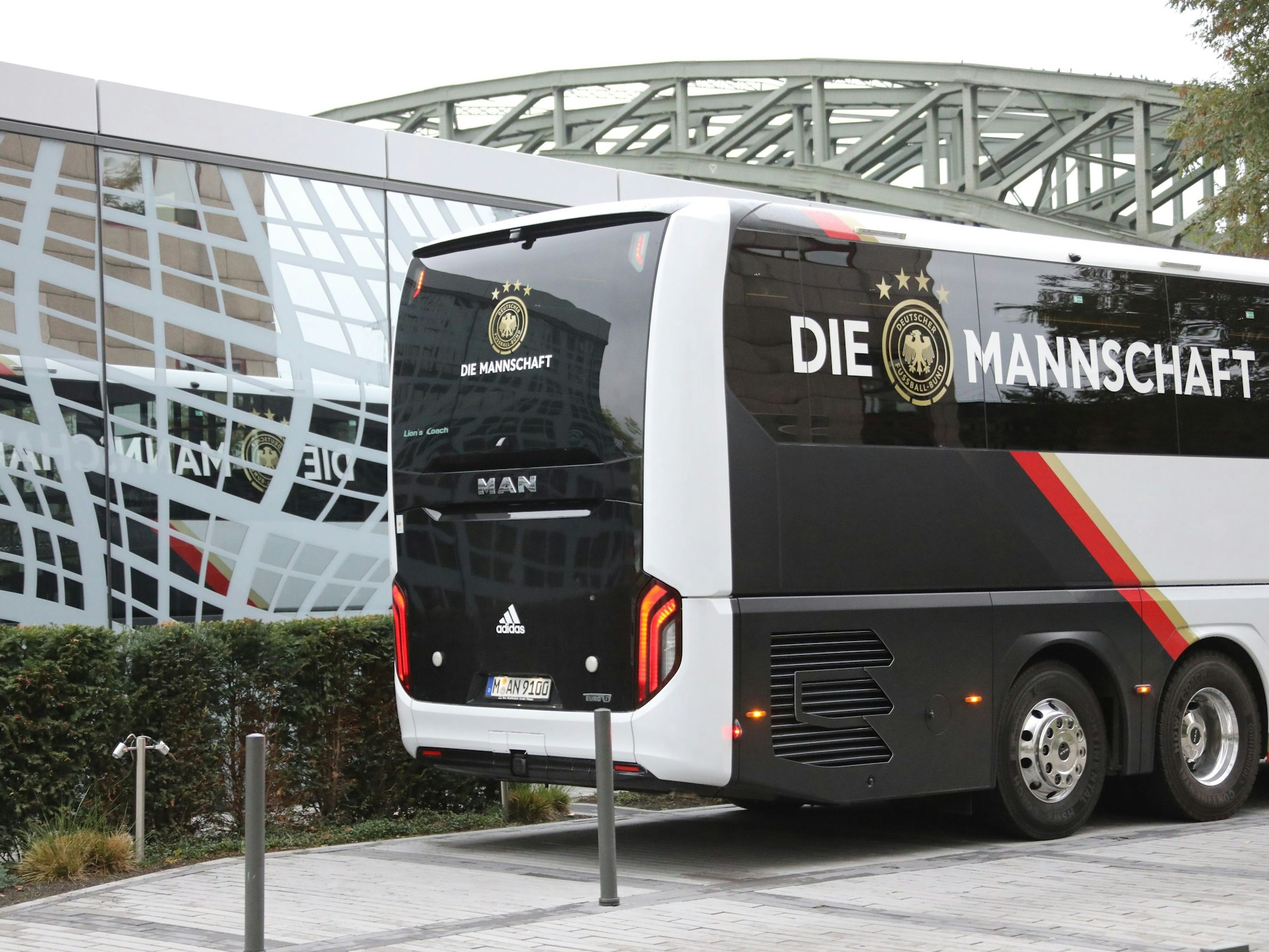 Der Mannschaftsbus der Nationalmannschaft steht vor dem Hyatt in Köln.