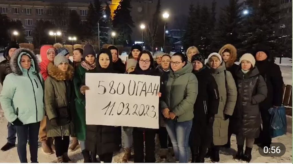 Eine Gruppe russischer Frauen und Mütter fordert Präsident Wladimir Putin in einem Video auf, ihre Ehemänner und Söhne nicht mehr „zur Schlachtbank“ zu schicken.