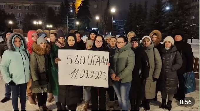 Eine Gruppe russischer Frauen und Mütter fordert Präsident Wladimir Putin in einem Video auf, ihre Ehemänner und Söhne nicht mehr „zur Schlachtbank“ zu schicken.