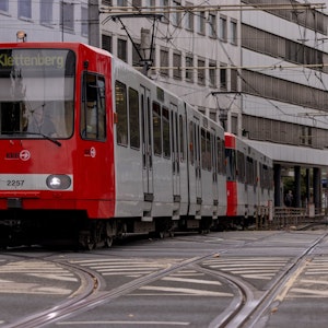 Eine KVB-Stadtbahnlinie 18 am Barbarossaplatz in Köln.