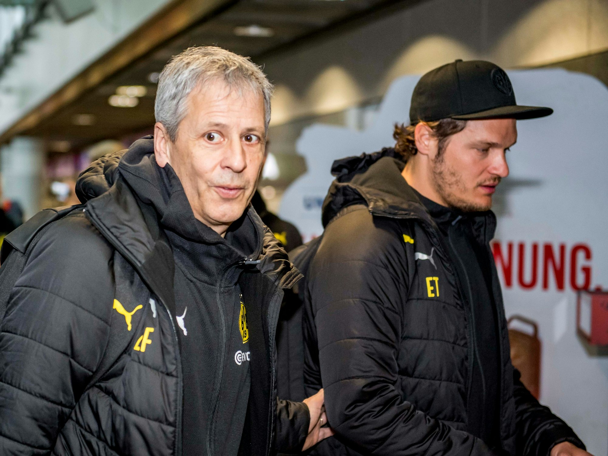 Dortmunds Trainer Lucien Favre (l.) und Dortmunds Co-Trainer Edin Terzić betreten den Flughafen.