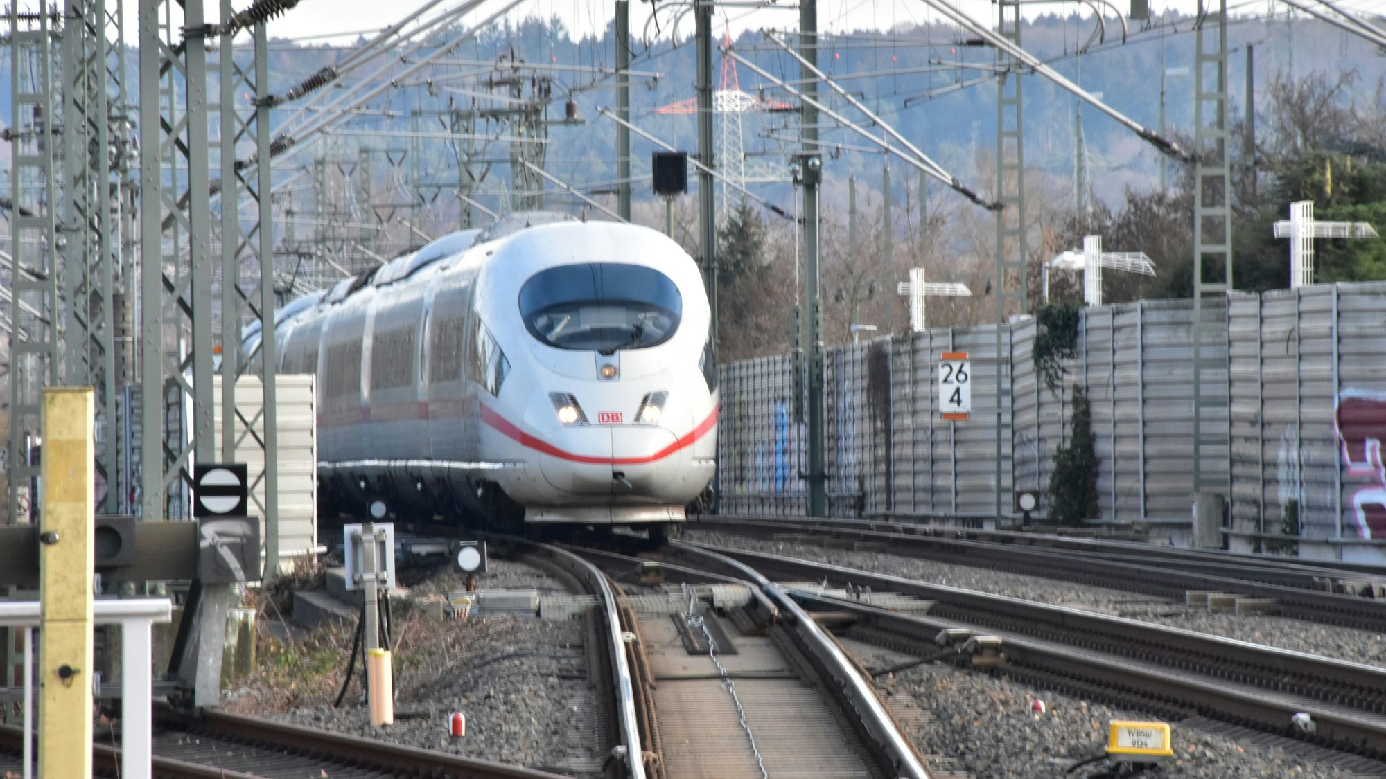 ICE fährt in den Bahnhof Siegburg/Bonn ein.