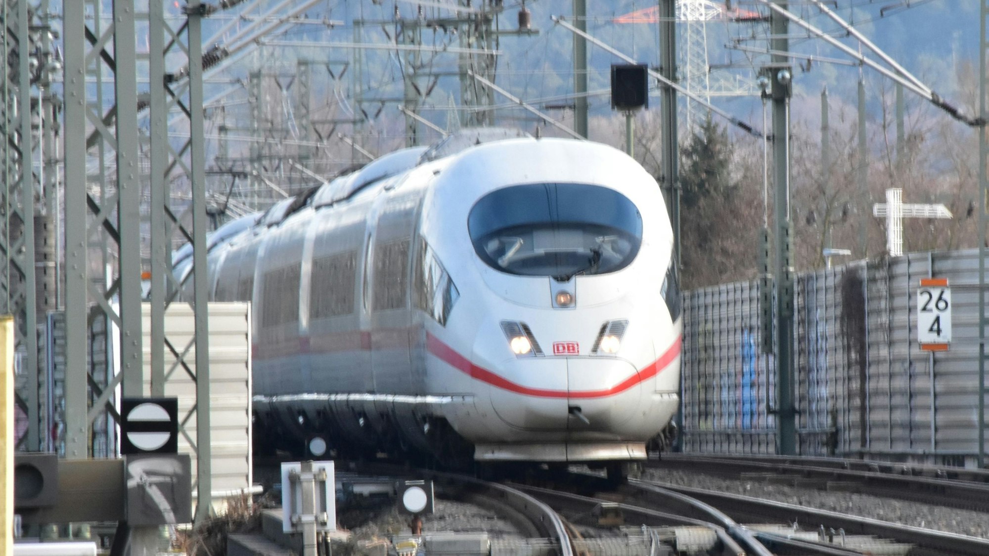 Ein ICE fährt in den Bahnhof Siegburg/Bonn ein.