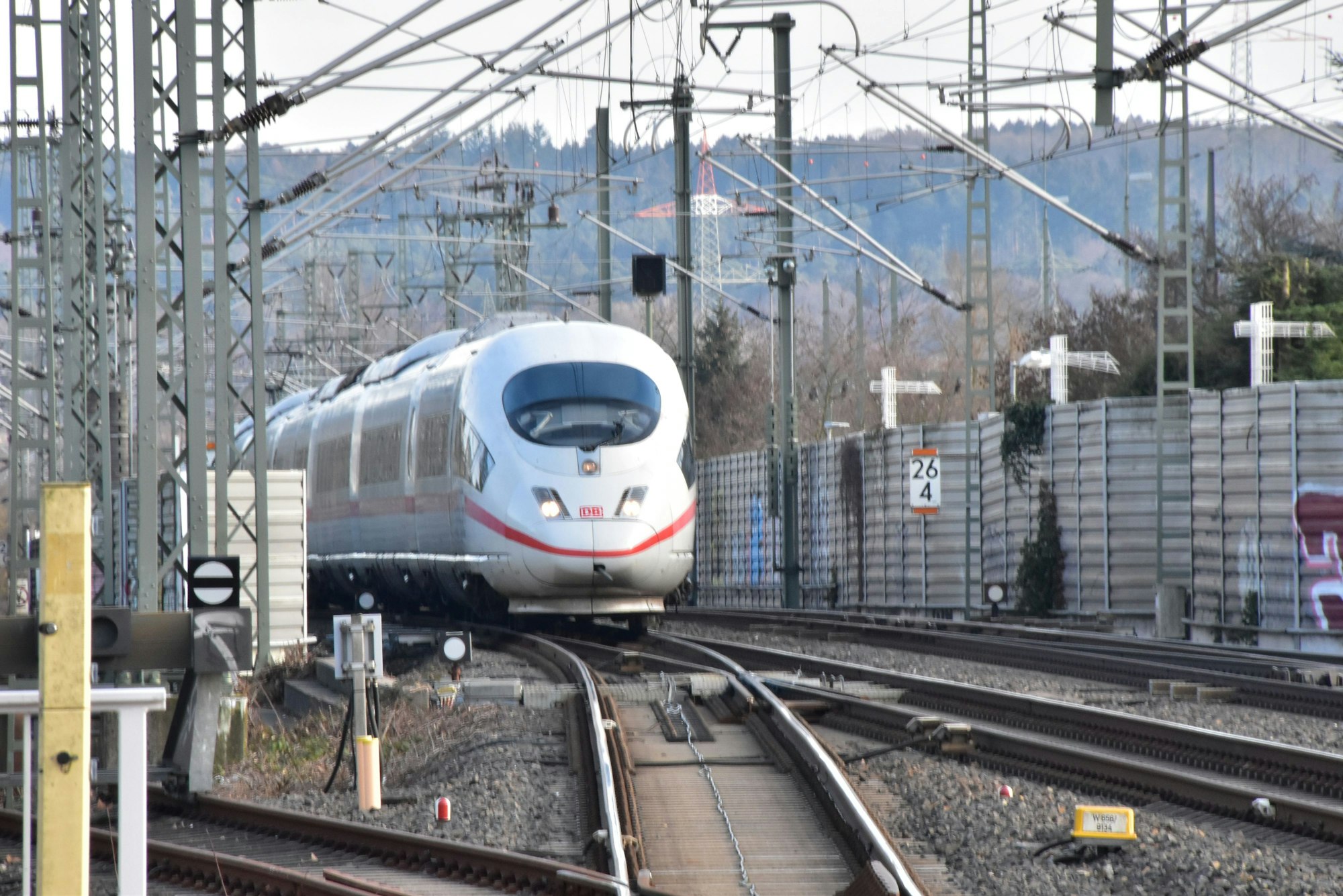 ICE fährt in den Bahnhof Siegburg/Bonn ein