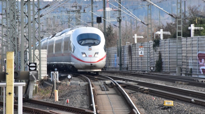 Ein ICE fährt in den Bahnhof Siegburg/Bonn ein.