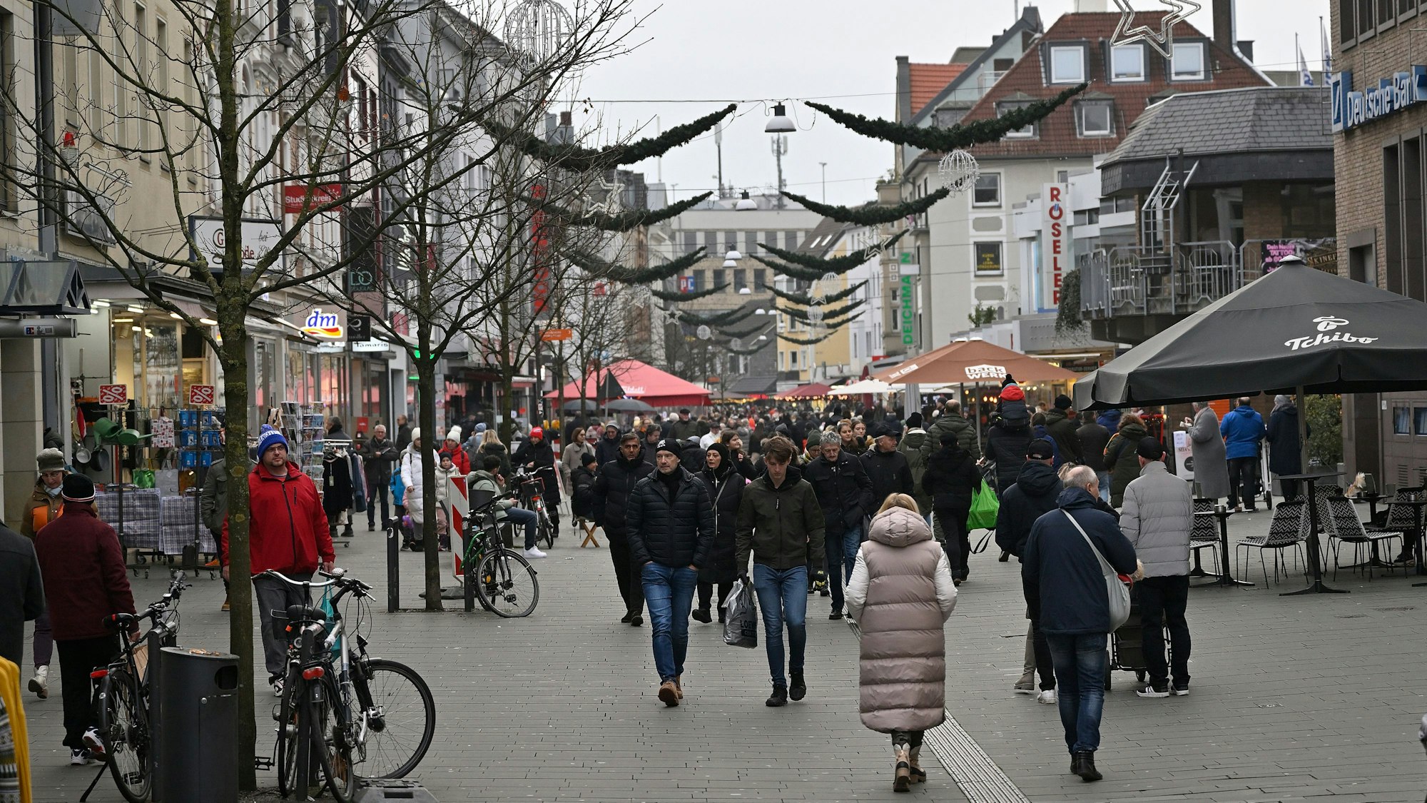 Menschentrauben laufen durch die Gladbacher Fußgängerzone.