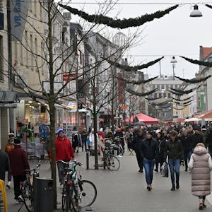 Menschentrauben laufen durch die Gladbacher Fußgängerzone.&nbsp;