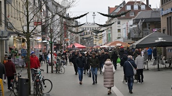 Menschentrauben laufen durch die Gladbacher Fußgängerzone.