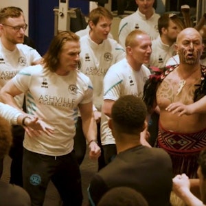 Die Spieler und Trainer der Queens Park Rangers machen einen Haka-Tanz.