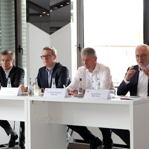 Uwe Vetterlein (IHK), Dirk Wasmuth (Arbeitgeber), Witich Roßmann (DGB), Garrelt Duin (Handwerkskammer) bei einer Pressekonferenz&nbsp;
