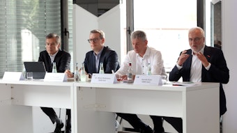 Uwe Vetterlein (IHK), Dirk Wasmuth (Arbeitgeber), Witich Roßmann (DGB), Garrelt Duin (Handwerkskammer) bei einer Pressekonferenz