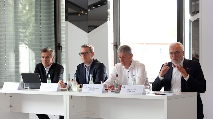 Uwe Vetterlein (IHK), Dirk Wasmuth (Arbeitgeber), Witich Roßmann (DGB), Garrelt Duin (Handwerkskammer) bei einer Pressekonferenz&nbsp;