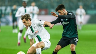 Florian Neuhaus von Borussia Mönchengladbach beim bislang letzten Bundesliga-Aufeinandertreffen am 17. März 2023 im Zweikampf mit Ilia Gruev von Werder Bremen.