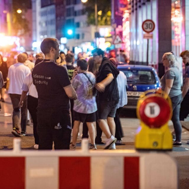 Zahlreiche junge Menschen stehen nachts auf der Schaafenstraße.