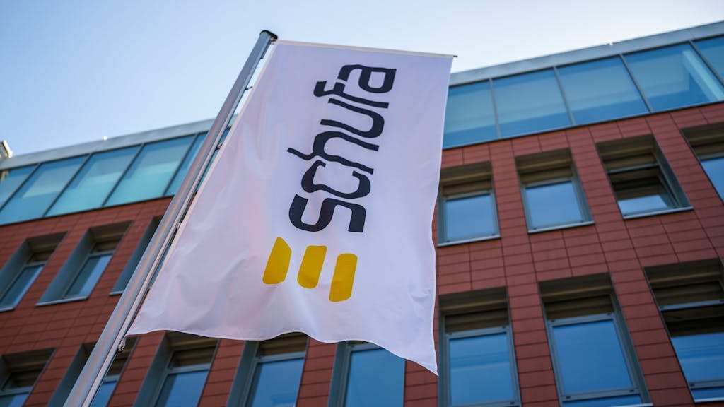 Eine weiße Fahne mit dem Schufa-Logo vor der Zentrale des Unternehmens.