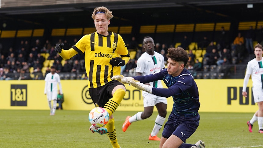 Torhüter Tiago Pereira Cardoso, hier am 4. März 2023 beim Auswärtsspiel in der A-Junioren-Bundesliga bei Borussia Dortmund, läuft in der aktuellen Saison für die U19 und die U17 von Borussia Mönchengladbach auf.