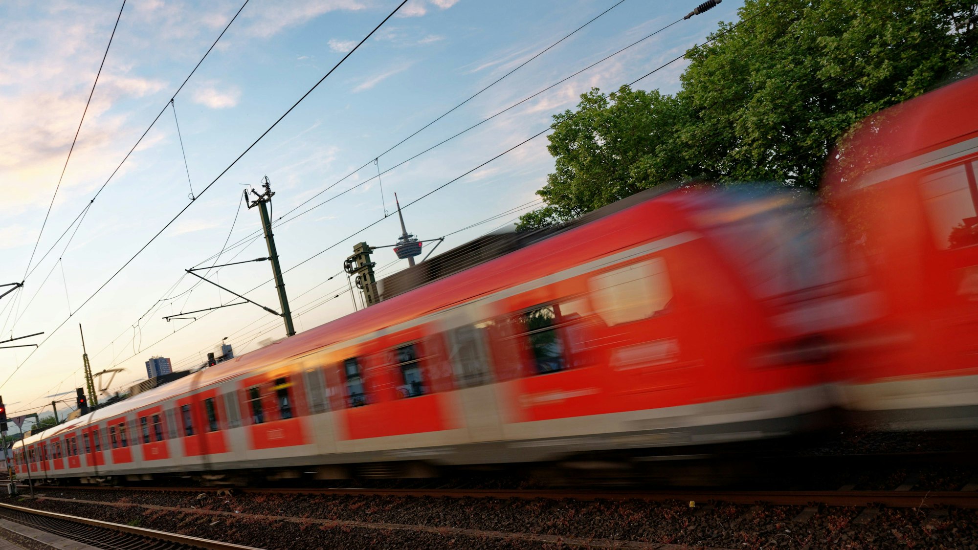 Eine S-Bahn fährt am frühen Morgen Richtung Kölner Innenstadt. (Symbolbild)