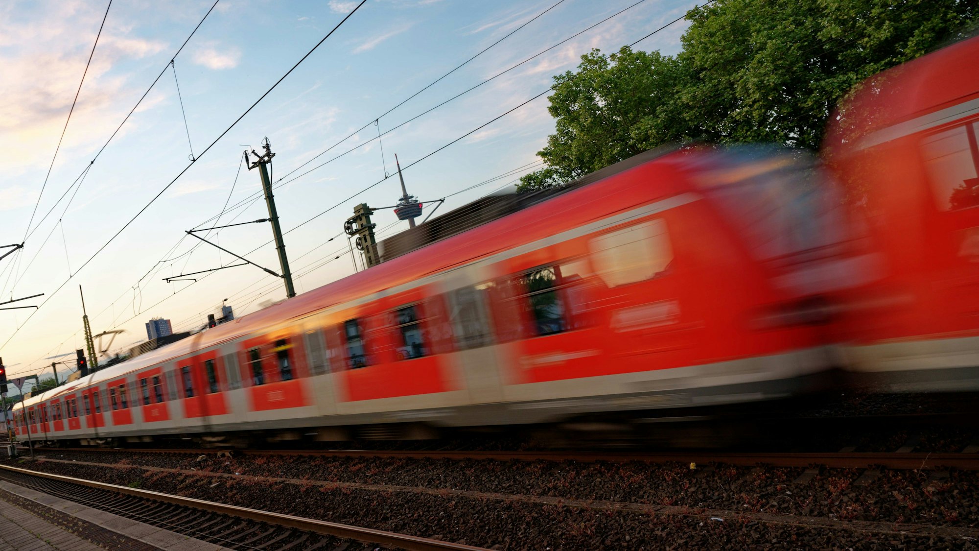 Eine S-Bahn fährt am frühen Morgen Richtung Kölner Innenstadt.