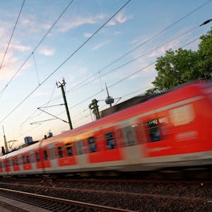 Eine S-Bahn fährt am frühen Morgen Richtung Kölner Innenstadt.