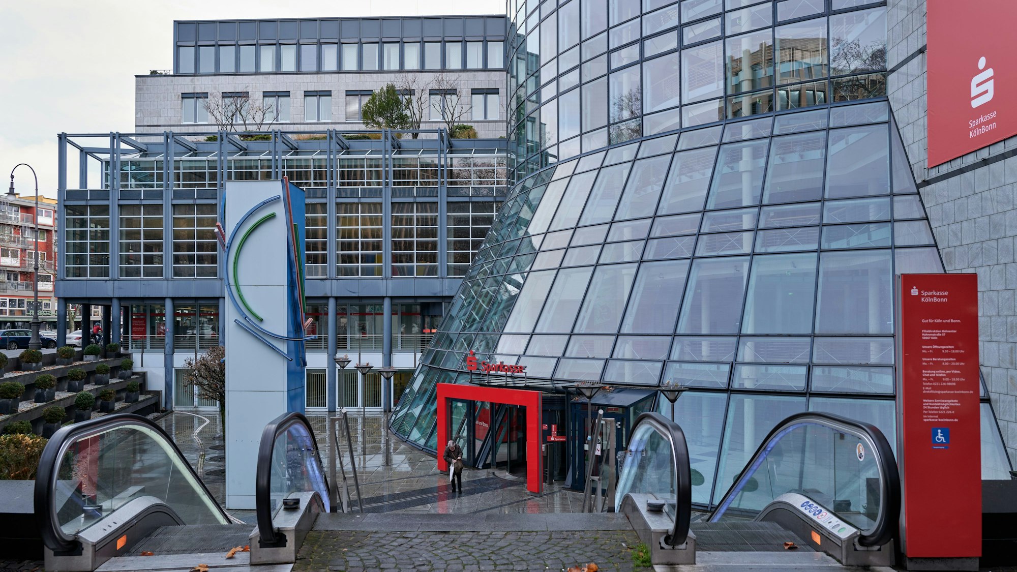 Die Außenansicht der Sparkasse Köln-Bonn an der Hahnenstraße. Foto: Christian Festag