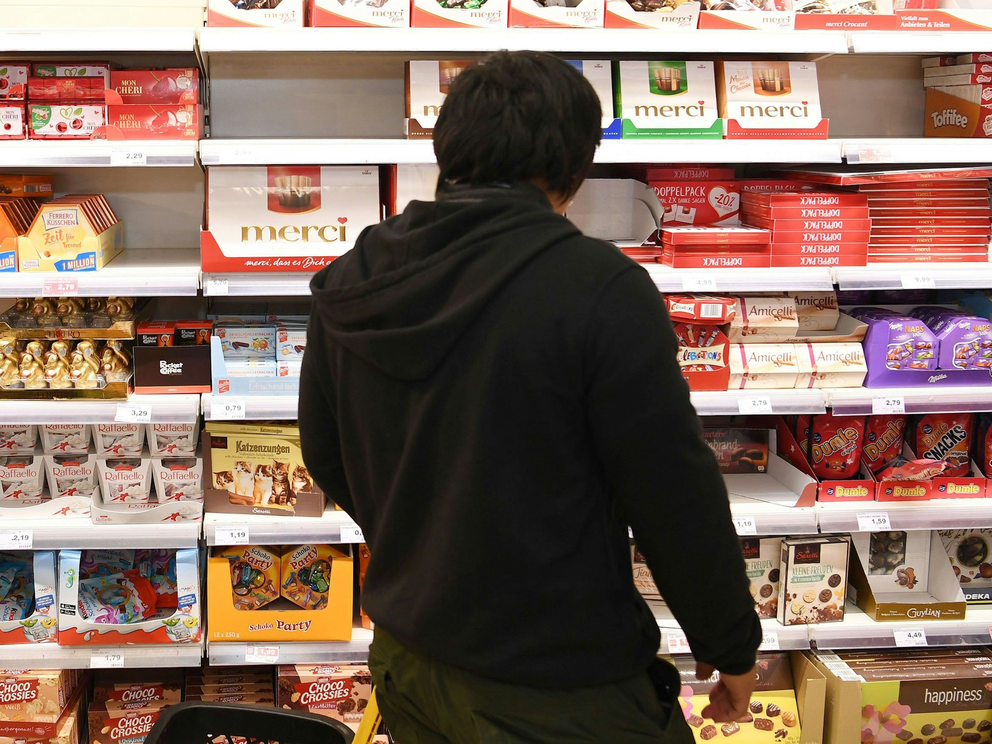 Ein Mann, hier im Oktober 2018 inBremerhaven, steht in einem Supermarkt vor einem Regal mit verschiedenen Schokoladenprodukten.