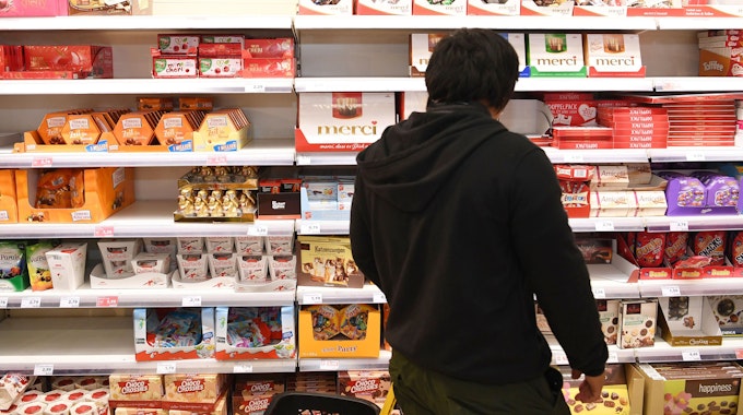 Ein Mann, hier im Oktober 2018 in Bremerhaven, steht in einem Supermarkt vor einem Regal mit verschiedenen Schokoladenprodukten.