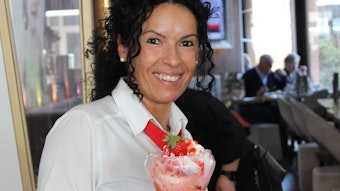 Geschäftsführerin Cidalia Costa serviert im Eiscafé „Panciera“ einen Becher Erdbeer-Eis.