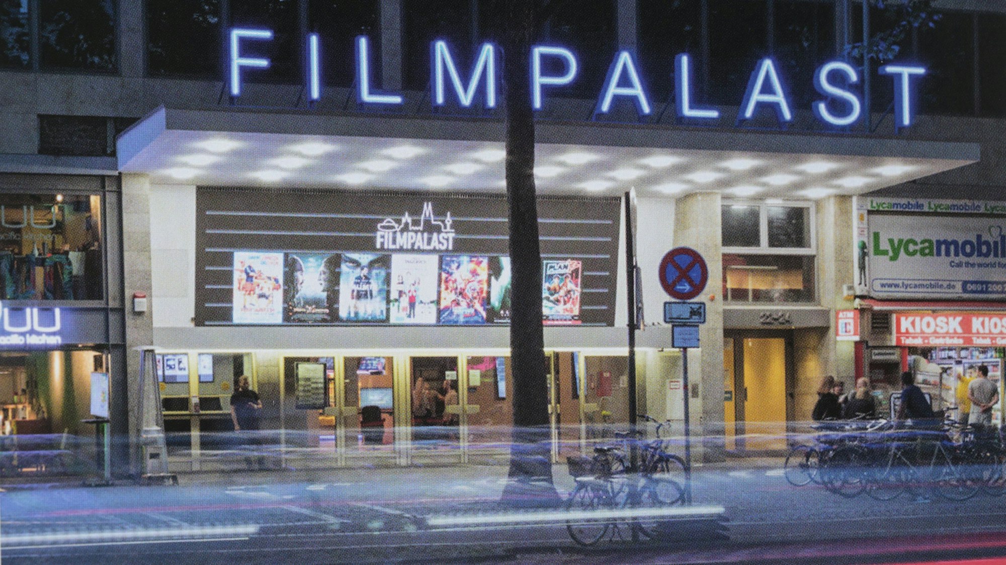Der Filmpalast in Köln im Dunkeln von außen.