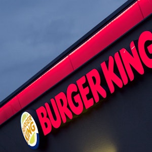 Eine Fassade einer Burger-King-Filiale, auf der Logo und Schriftzug des Fast-Food-Restaurants angebracht sind.