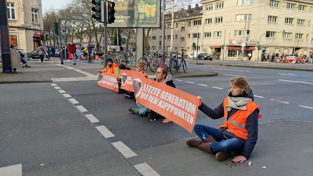 Protest der Letzten Generation am Sülzgürtel in Köln.