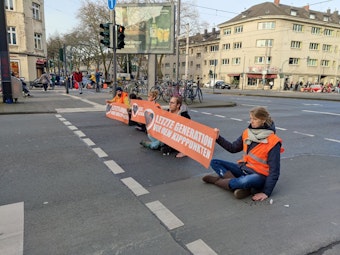 Protest der „Letzten Generation“ am Sülzgürtel in Köln.