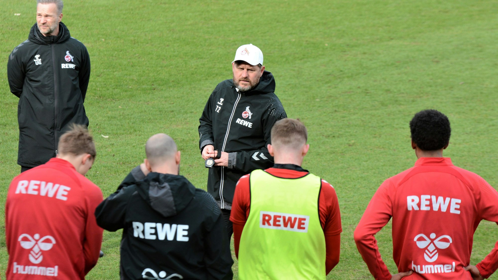 Steffen Baumgart spricht nach dem Abschlusstraining zur Mannschaft des 1. FC Köln.