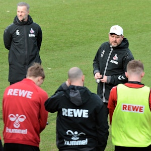 Steffen Baumgart spricht nach dem Abschlusstraining zur Mannschaft des 1. FC Köln.