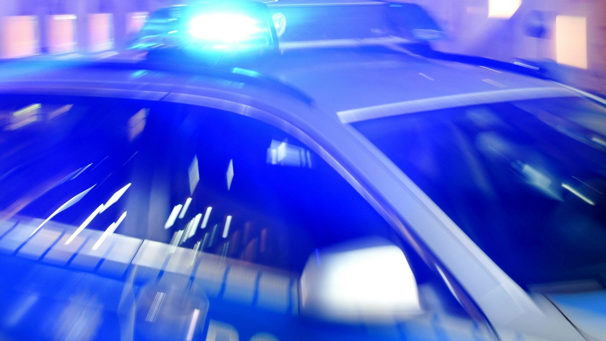 An einem Polizeiauto leuchtet das Blaulicht