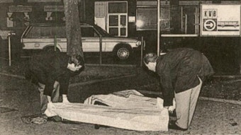 11. September 19992: Bestatter kümmern sich am Tatort um die Leiche von Horst Strohe.