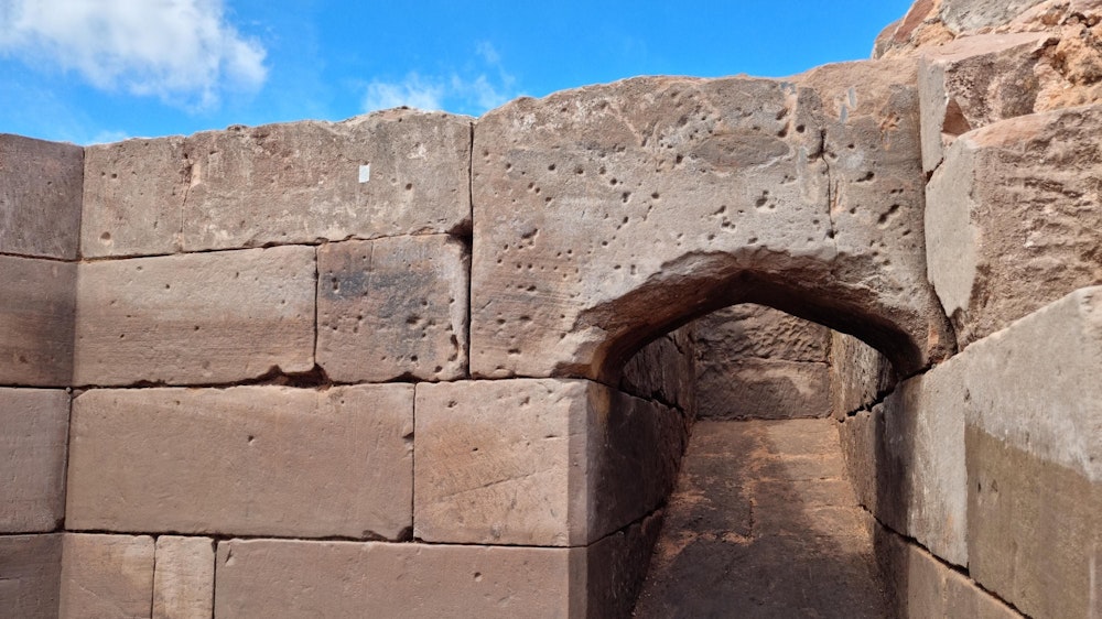 Das Symbolfoto aus dem Jahr 2023 zeigt Steinmauern samt Durchgang, die während einer Ausgrabung entdeckt wurden.