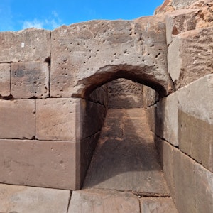 Das Symbolfoto aus dem Jahr 2023 zeigt Steinmauern samt Durchgang, die während einer Ausgrabung entdeckt wurden.