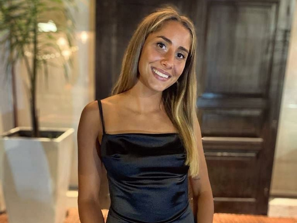 Die 25-Jährige Sofi Rodriguez, hier im Februar 2021 auf einem Instagram-Bild, posiert in einem schwarzen Kleid vor der Kamera.