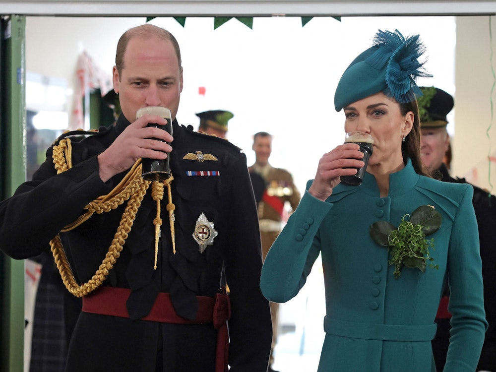 Der britische Prinz William, Prinz von Wales und die britische Prinzessin Catherine von Wales genießen ein Guinness anlässlich des St. Patrick's Days.