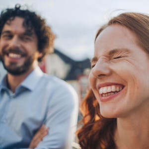 Eine Frau und ein Mann lachen und sehen glücklich aus