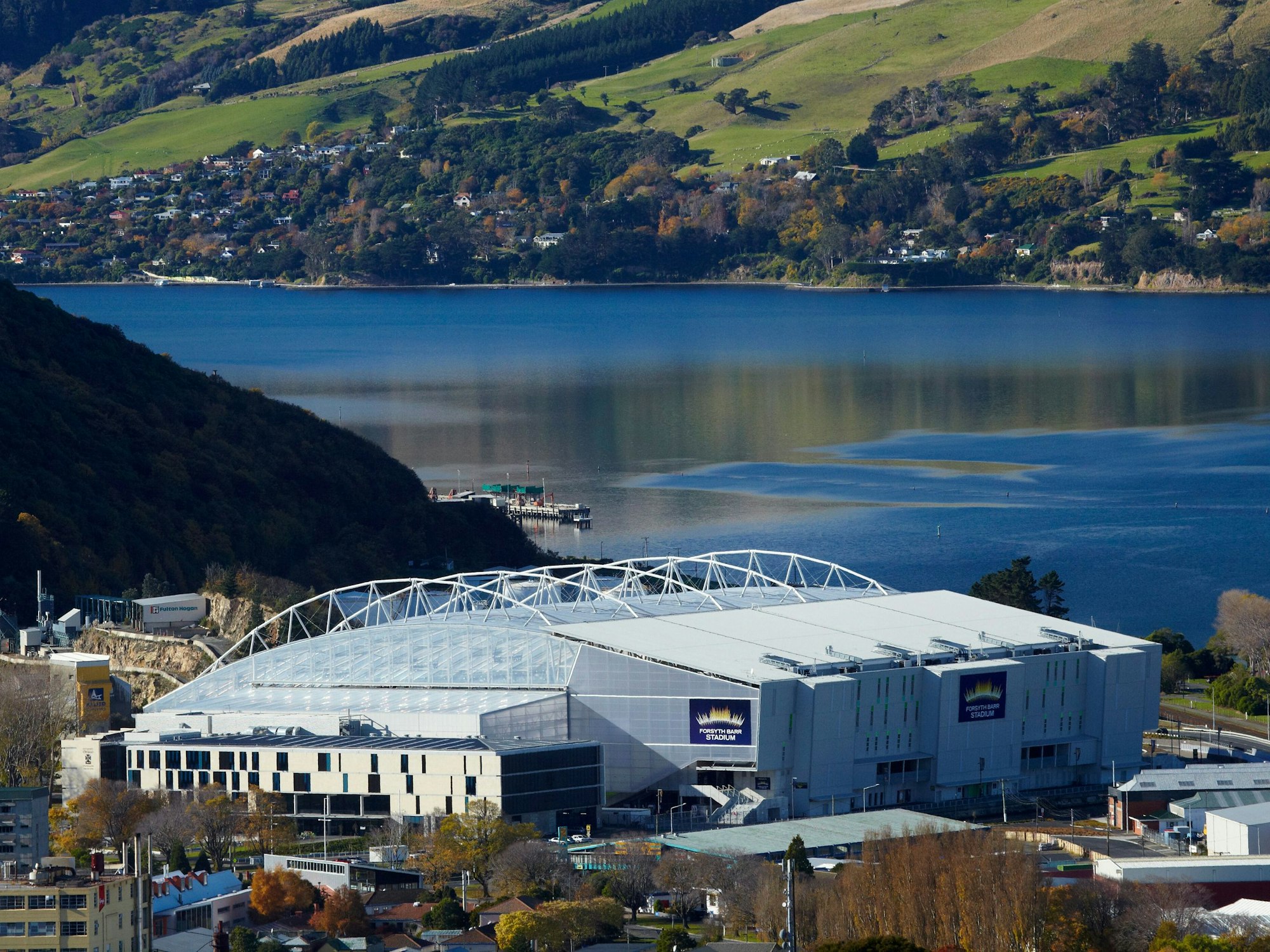 Die Außenansicht des Dunedin Stadions an der Küste.