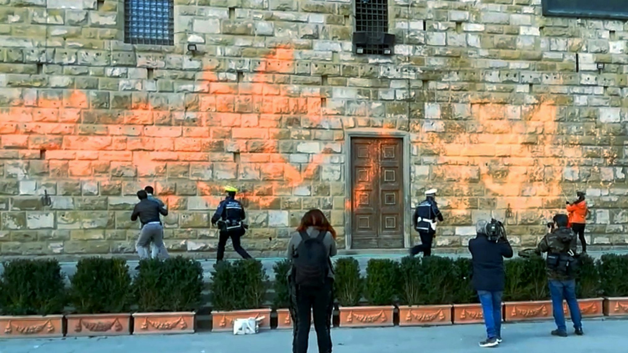 Klimaaktivisten beschmieren die Fassade des berühmten Palazzo Vecchio in Florenz mit Farbe.