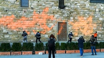 Klimaaktivisten beschmieren die Fassade des berühmten Palazzo Vecchio in Florenz mit Farbe.