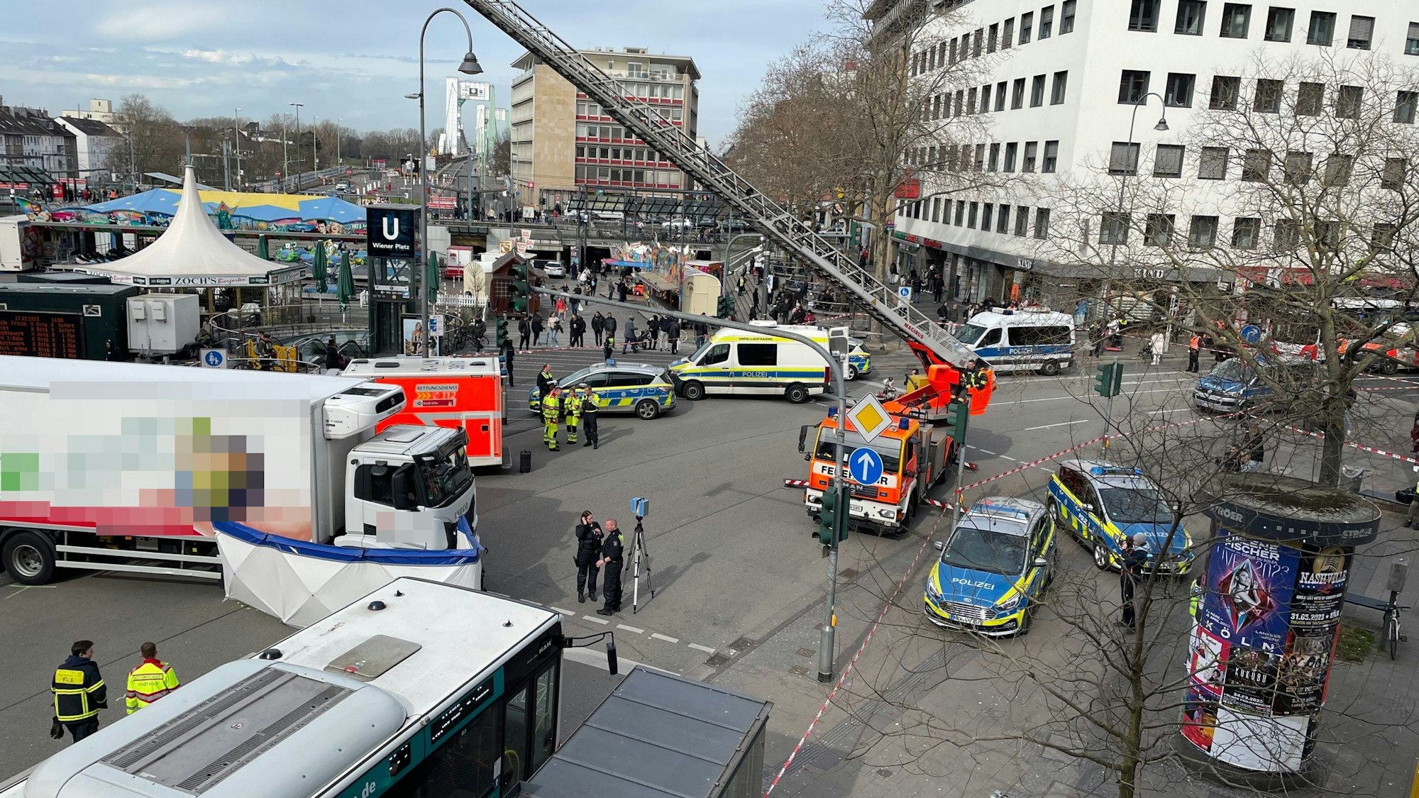 Tödlicher Unfall in Köln-Mülheim: Ein Lkw ist mit einer Seniorin auf der Frankfurter Straße kollidiert.