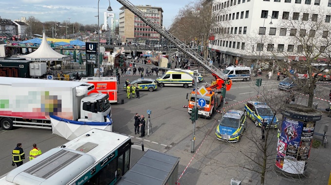 Eine Person ist nach einem Unfall in Köln-Mülheim am Freitagmorgen gestorben.