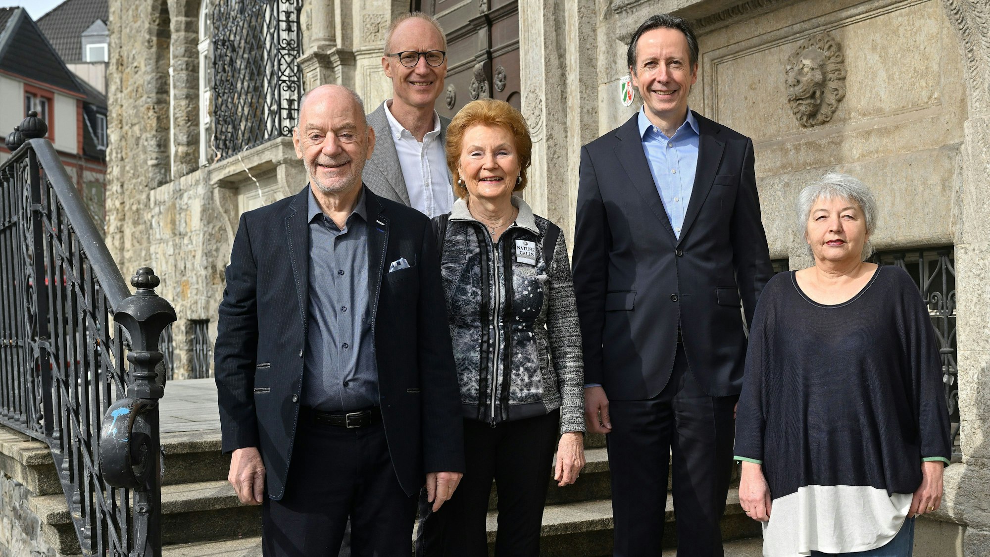 Horst Gellert, Dr. Ralph Laske, Karin Gellert (alle Gellert-Stiftung), Marc Weisener (Hahn-Gruppe) und Petra Liedmann vom Jugendamt der Stadt stehen vor einer Steintreppe.
